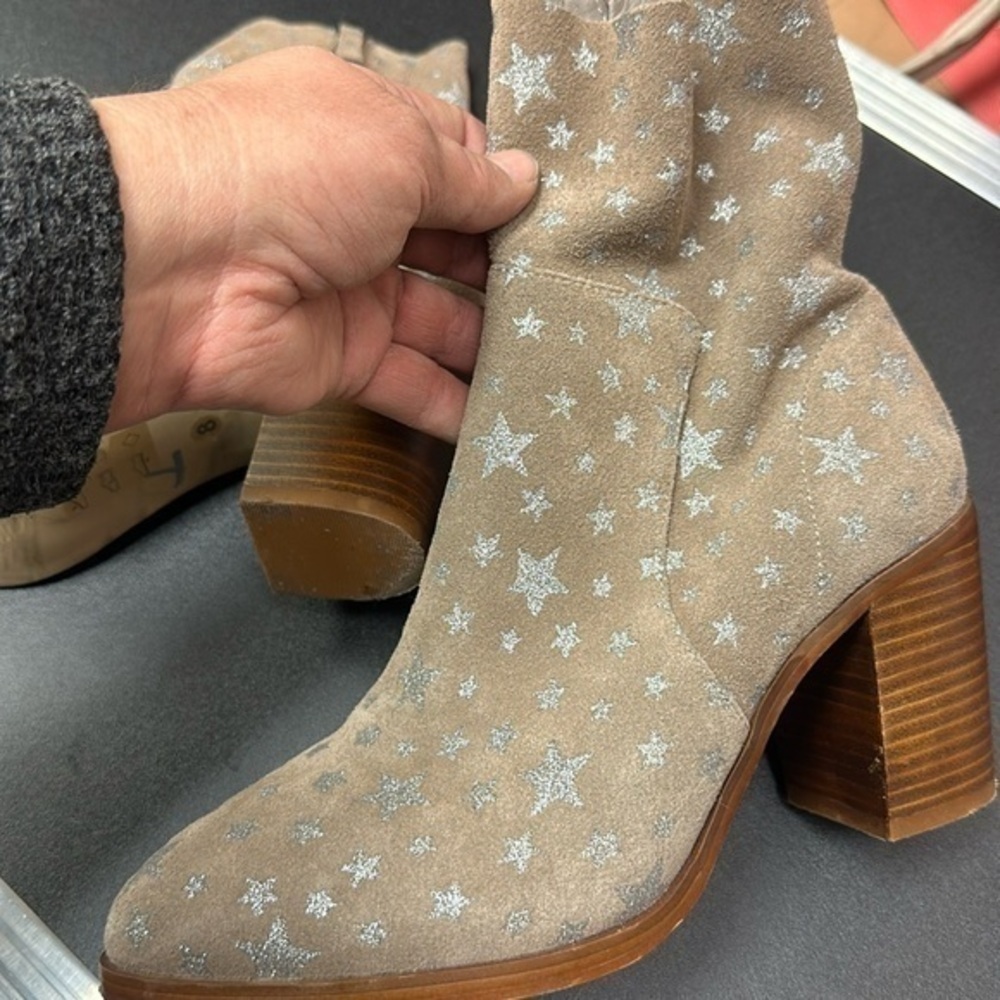 Steve Madden Suade tan / silver star zip ankle booties with pointed toe size 8